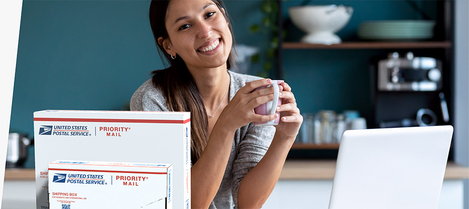 Mujer colocando una etiqueta de envío en una caja de Priority Mail.