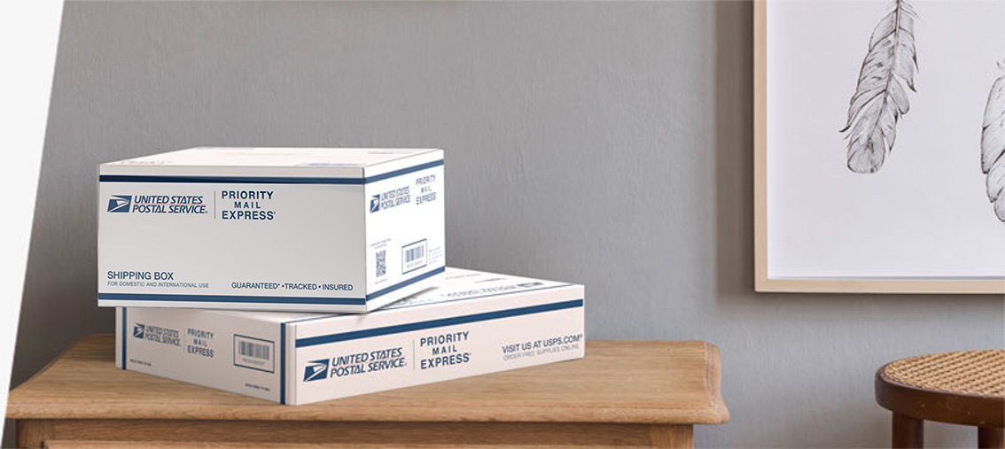 Dos cajas Priority Mail Express International® sobre una mesa.