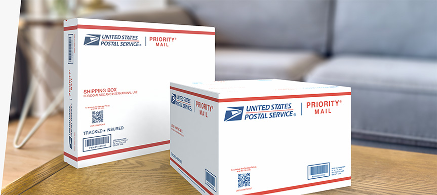 放在桌子上的两个 Priority Mail International® 包装盒。