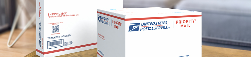 放在桌子上的两个 Priority Mail International® 包装盒。