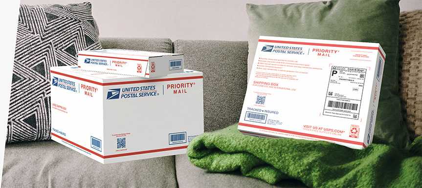 Dos cajas Priority Mail<sup>®</sup> sobre un sofá.