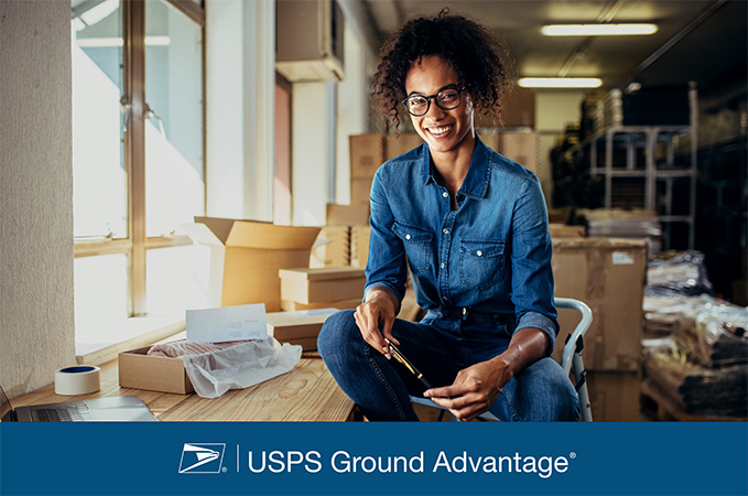 USPS Ground Advantage。一个人被装运箱包围。