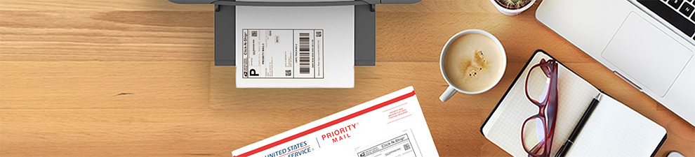 打印机上的寄件标签和放在办公桌上的 Priority Mail 寄件盒。